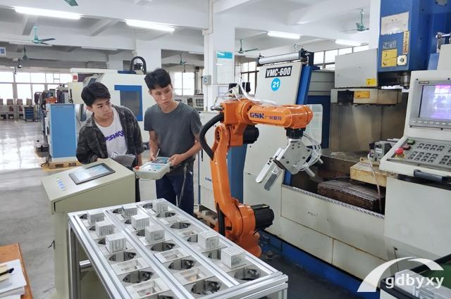 2023广东潮州有什么工业机器人中专学校插图3