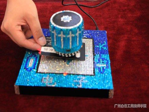 关开朗和刘裕同学设计制作的悬磁浮蓝牙音箱