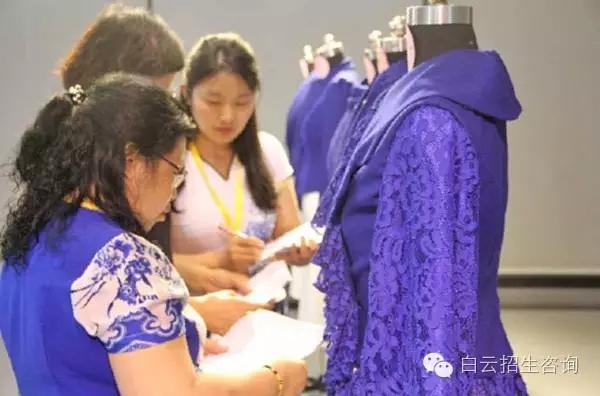 第44界世界技能大赛时装技术项目广州选拔赛——专家裁判对作品进行评分