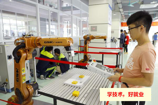 广州市白云工商技师学院机器人实训室