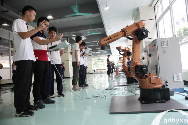 2023广东学工业机器人哪个技校比较好插图